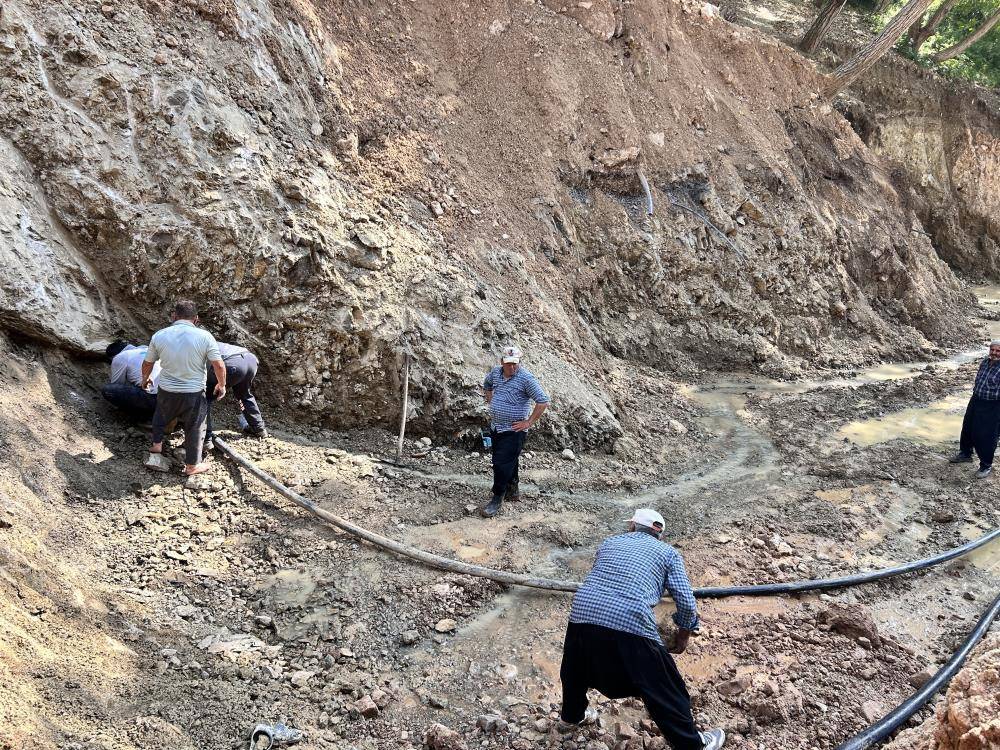 Kuraklıkla boğuşan mahallede kuyudan su fışkırdı! Bayram ediyorlar 1